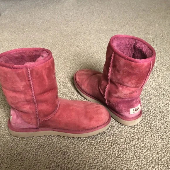 UGG CLASSIC SHORT SHEEPSKIN LEATHER BOOTS RASPBERRY COLOR - Picture 2 of 9
